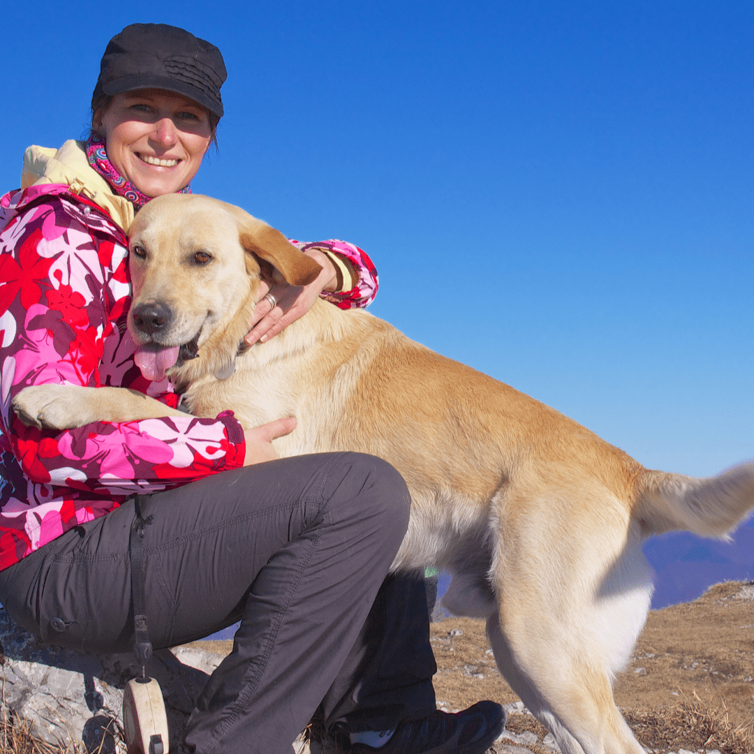 Kundenstimme Golden Retriever mit Halterin – echte DOGS-HEART Liebe.