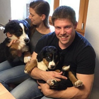 Familie mit Bernersennen-Welpen – Teil der DOGS-HEART Community.