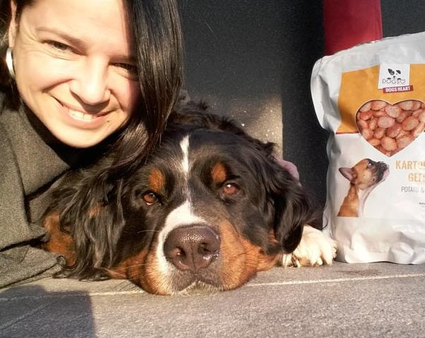 Zufriedene Kundin mit Berner Sennenhund und DOGS-HEART Hundefutter Geflügel - Kundenbewertung getreidefreies Trockenfutter