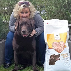 Zufriedene Kundin mit Hund - getreidefreies Hundefutter Geflügel