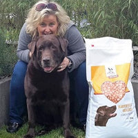 Zufriedene Kundin mit Hund - getreidefreies Hundefutter Geflügel