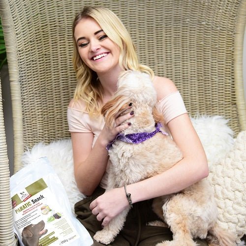 PARATIC Schutz-Snack für Hunde - mit Schwarzkümmelöl und Kokosöl - DOGS-HEART - Funktionssnacks | Leckerli Frau kuschelt Hund