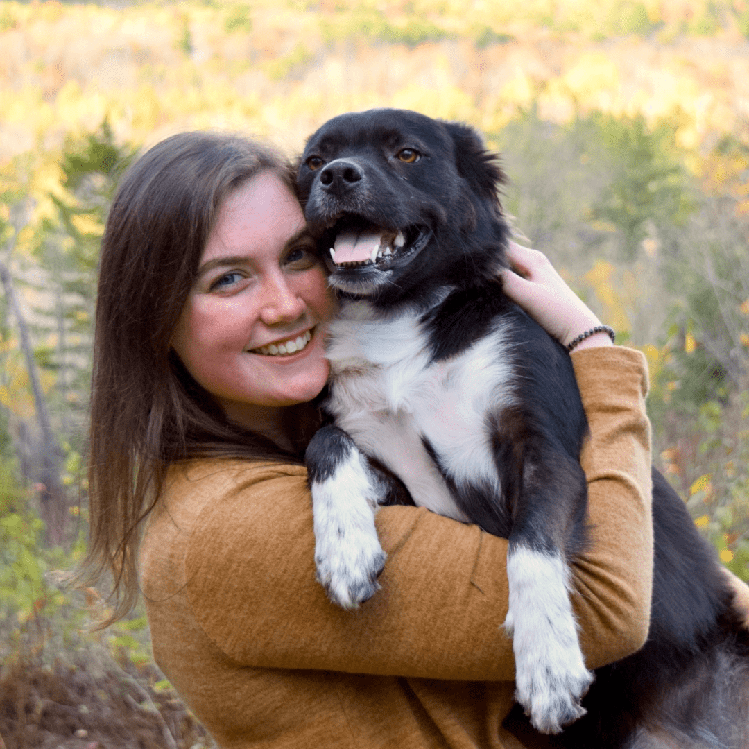 Meli mit ihrem Hund Arco – begeistert von DOGS-HEART: glänzendes Fell, gesunde Ernährung und die beste Entscheidung für ihren Liebling.