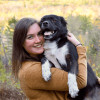 Meli mit ihrem Hund Arco – begeistert von DOGS-HEART: glänzendes Fell, gesunde Ernährung und die beste Entscheidung für ihren Liebling.
